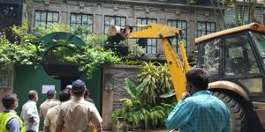 Brihanmumbai Municipal Corporation, demolition team enter inside Actor Kangana Ranaut Office at Pali Hill in Bandra Banglow number 5 for demolition on Wednesday.(Vijayanand Gupta/ HT photo) Brihanmumbai Municipal Corporation, demolition team enter inside Actor Kangana Ranaut Office at Pali Hill in Bandra Banglow number 5 for demolition on Wednesday.(Vijayanand Gupta/ HT photo)