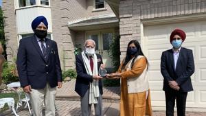 India’s Consul General in Toronto Apoorva Srivastava honouring 98-year-old World War II veteran Commander Joginder Gei, as part of a new initiative to recognise the service of veterans in their 90s and 100s now settled in Canada.(Indian Consulate in Toronto) India’s Consul General in Toronto Apoorva Srivastava honouring 98-year-old World War II veteran Commander Joginder Gei, as part of a new initiative to recognise the service of veterans in their 90s and 100s now settled in Canada.(Indian Consulate in Toronto)