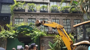 BMC officials demolishing Kangana Ranaut’s property(VIJAYANAND GUPTA/HT Photo) BMC officials demolishing Kangana Ranaut’s property(VIJAYANAND GUPTA/HT Photo)