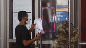 As per the health ministry rules, incoming international passengers need to undergo seven-day institutional quarantine followed by seven-day home quarantine in India.(Vipin Kumar/HT Photo) As per the health ministry rules, incoming international passengers need to undergo seven-day institutional quarantine followed by seven-day home quarantine in India.(Vipin Kumar/HT Photo)