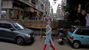 Pune Municipal Corporation closed some parts of Balajinagar containment zone area off Pune-Satara road.(Ravindra Joshi/HT PHOTO) Pune Municipal Corporation closed some parts of Balajinagar containment zone area off Pune-Satara road.(Ravindra Joshi/HT PHOTO)