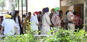 Long queues at a bill payment centre in Mohali with no special queues for senior citizens.(HT photo) Long queues at a bill payment centre in Mohali with no special queues for senior citizens.(HT photo)