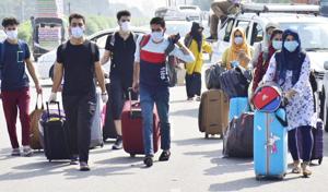 Kashmiri students leave for Pakistan via the Attari-Wagah border on Thursday.(Sameer Sehgal/Hindustan Times) Kashmiri students leave for Pakistan via the Attari-Wagah border on Thursday.(Sameer Sehgal/Hindustan Times)