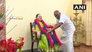 The image shows businessman Sethuraman from Madurai along with the statue of his wife.(Twitter/@ANI) The image shows businessman Sethuraman from Madurai along with the statue of his wife.(Twitter/@ANI)