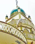 Kerala’s Chemnad Juma mosque from the 1950s has curved Deco verandahs.(Photo courtesy @kerala.artdeco) Kerala’s Chemnad Juma mosque from the 1950s has curved Deco verandahs.(Photo courtesy @kerala.artdeco)