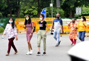Youngsters in Delhi-NCR are now preferring to go for walks and order food on the go while hanging out with friends.(PHOTO: Sonu Mehta/HT (For representational purposes only)) Youngsters in Delhi-NCR are now preferring to go for walks and order food on the go while hanging out with friends.(PHOTO: Sonu Mehta/HT (For representational purposes only))