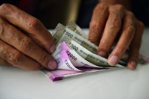 A senior citizen in Chandigarh’s Sector 35 was robbed by a caretaker of his cash and mobile phone.(Mint/For representation only) A senior citizen in Chandigarh’s Sector 35 was robbed by a caretaker of his cash and mobile phone.(Mint/For representation only)