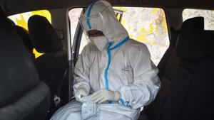 A health worker gears up to collect swab samples for coronavirus testing in New Delhi in this file photo.(Sanchit Khanna/HT PHOTO) A health worker gears up to collect swab samples for coronavirus testing in New Delhi in this file photo.(Sanchit Khanna/HT PHOTO)