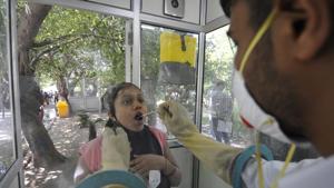 By contrast, in the entire month of August, as many as 2,864 new cases were reported and 2,174 patients were discharged.(Sunil Ghosh/HT Photo) By contrast, in the entire month of August, as many as 2,864 new cases were reported and 2,174 patients were discharged.(Sunil Ghosh/HT Photo)
