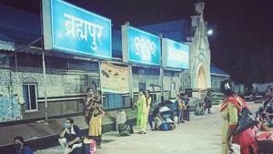 In Berhampur town of Ganjam district, a Covid-19 hotspot till last month, over 1,400 migrant workers queued up to board the Khurda Road-Ahmedabad express.(HT Photo) In Berhampur town of Ganjam district, a Covid-19 hotspot till last month, over 1,400 migrant workers queued up to board the Khurda Road-Ahmedabad express.(HT Photo)