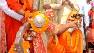 Centuries old Chhari Yatra (holy mace ) being worshipped on its way to Bageshwar in Haridwar.(HT Photo) Centuries old Chhari Yatra (holy mace ) being worshipped on its way to Bageshwar in Haridwar.(HT Photo)
