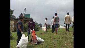 Dhauladhar Cleaners pick up garbage on the hills in Dharamshala on weekends.(ANI) Dhauladhar Cleaners pick up garbage on the hills in Dharamshala on weekends.(ANI)