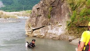 A diver of the SDRF during a search operation in Yamuna river in Dehradun on Sunday(HT PHOTO) A diver of the SDRF during a search operation in Yamuna river in Dehradun on Sunday(HT PHOTO)