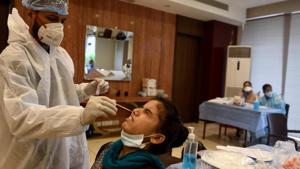 A BMC health care worker collect swab sample of a resident at Bandra during Covid-19 pandemic in Mumbai.(Satish Bate/HT Photo) A BMC health care worker collect swab sample of a resident at Bandra during Covid-19 pandemic in Mumbai.(Satish Bate/HT Photo)
