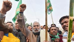 RJD Vice President Raghuvansh Prasad Singh with supporters raises slogans during a demonstration against NRC and Citizenship (Amendment) Act (CAA) during Bihar Bandh, in Patna. Singh died at All India Institute of Medical Sciences (AIIMS) in Delhi on Sunday.(PTI) RJD Vice President Raghuvansh Prasad Singh with supporters raises slogans during a demonstration against NRC and Citizenship (Amendment) Act (CAA) during Bihar Bandh, in Patna. Singh died at All India Institute of Medical Sciences (AIIMS) in Delhi on Sunday.(PTI)