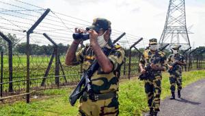 BSF jawans patrol along India-Bangladesh border on the eve of Independence Day, in Siliguri.(PTI) BSF jawans patrol along India-Bangladesh border on the eve of Independence Day, in Siliguri.(PTI)