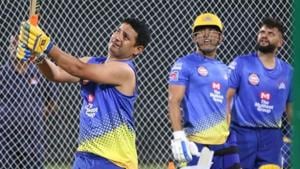 Piyush Chawla bats in the nets as MS Dhoni and Suresh Raina look on.(Twitter) Piyush Chawla bats in the nets as MS Dhoni and Suresh Raina look on.(Twitter)