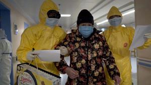 A still from the documentary 76 Days showing medical workers limiting the number of patients admitted into a hospital during the peak of the COVID-19 outbreak in Wuhan, China. (Credit: Courtesy 76 Days LLC) A still from the documentary 76 Days showing medical workers limiting the number of patients admitted into a hospital during the peak of the COVID-19 outbreak in Wuhan, China. (Credit: Courtesy 76 Days LLC)