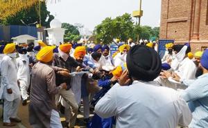Shiromani Gurdwara Parbandhak Committee task force members using force to disperse Sikh protesters demanding action against culprits of the missing Guru Granth Sahib saroops outside Teja Singh Samundri Hall, the SGPC headquarters, in Golden Temple complex in Amritsar on Tuesday.(HT Photo) Shiromani Gurdwara Parbandhak Committee task force members using force to disperse Sikh protesters demanding action against culprits of the missing Guru Granth Sahib saroops outside Teja Singh Samundri Hall, the SGPC headquarters, in Golden Temple complex in Amritsar on Tuesday.(HT Photo)