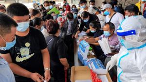 Residents undergo coronavirus testing in Ruili in China's southwestern Yunnan province on September 15.(AFP) Residents undergo coronavirus testing in Ruili in China's southwestern Yunnan province on September 15.(AFP)