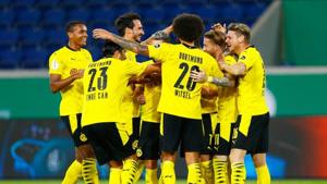 Soccer Football - DFB Cup - First Round - MSV Duisburg v Borussia Dortmund - MSV-Arena, Duisburg, Germany - September 14, 2020 Borussia Dortmund's Marco Reus celebrates scoring their fifth goal with teammates. REUTERS / Thilo Schmuelgen(REUTERS) Soccer Football - DFB Cup - First Round - MSV Duisburg v Borussia Dortmund - MSV-Arena, Duisburg, Germany - September 14, 2020 Borussia Dortmund's Marco Reus celebrates scoring their fifth goal with teammates. REUTERS / Thilo Schmuelgen(REUTERS)