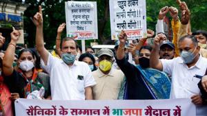 Bharatiya Janata Party activists and retired Navy officer Madan Sharma stage a protest against Shiv Sena party workers, in Mumbai on September 14.(PTI) Bharatiya Janata Party activists and retired Navy officer Madan Sharma stage a protest against Shiv Sena party workers, in Mumbai on September 14.(PTI)