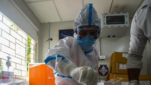 A health worker in PPE coveralls performs coronavirus test from the collected swab samples, at Aam Aadmi Mohalla Clinic, in Tughlakabad, New Delhi on September 15, 2020.(Amal KS/HT PHOTO) A health worker in PPE coveralls performs coronavirus test from the collected swab samples, at Aam Aadmi Mohalla Clinic, in Tughlakabad, New Delhi on September 15, 2020.(Amal KS/HT PHOTO)