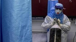 File photo: A medical worker wearing personal protective equipment (PPE) pushes an oxygen cylinder for a patient suffering from the coronavirus disease (COVID-19).(REUTERS) File photo: A medical worker wearing personal protective equipment (PPE) pushes an oxygen cylinder for a patient suffering from the coronavirus disease (COVID-19).(REUTERS)