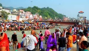 Pilgrims in large numbers at Har-Ki-Pauri to perform Shraadh related rituals on Thursday in Haridwar.(HT photo/Rameshwar Gaur) Pilgrims in large numbers at Har-Ki-Pauri to perform Shraadh related rituals on Thursday in Haridwar.(HT photo/Rameshwar Gaur)
