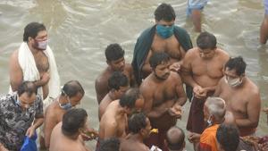 Thousands of people performed tarpan—a ritual offering prayers to departed ancestors on Mahalaya—at the ghats along River Hooghly.(Samir Jana/HT Photo) Thousands of people performed tarpan—a ritual offering prayers to departed ancestors on Mahalaya—at the ghats along River Hooghly.(Samir Jana/HT Photo)