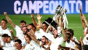 Soccer Football - La Liga Santander - Real Madrid v Villarreal - Alfredo Di Stefano Stadium, Madrid, Spain - July 16, 2020 Real Madrid's Sergio Ramos and teammates celebrate with the trophy after winning La Liga(REUTERS) Soccer Football - La Liga Santander - Real Madrid v Villarreal - Alfredo Di Stefano Stadium, Madrid, Spain - July 16, 2020 Real Madrid's Sergio Ramos and teammates celebrate with the trophy after winning La Liga(REUTERS)