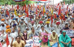 Farmers agitating in Amritsar against the passage of the agriculture ordinances.(Sameer Sehgal/HT file photo) Farmers agitating in Amritsar against the passage of the agriculture ordinances.(Sameer Sehgal/HT file photo)