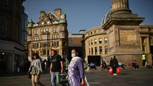 Pedestrians and shoppers, some wearing a face mask or coverings due to Covid-19, walk in Newcastle city centre, north-east England, on September 17.(AFP) Pedestrians and shoppers, some wearing a face mask or coverings due to Covid-19, walk in Newcastle city centre, north-east England, on September 17.(AFP)