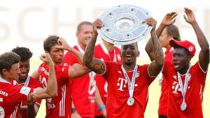 Bayern Munich's Jerome Boateng, Thomas Muller, Kingsley Coman, Leon Goretzka and Alphonso Davies celebrate with the trophy after winning the Bundesliga.(REUTERS) Bayern Munich's Jerome Boateng, Thomas Muller, Kingsley Coman, Leon Goretzka and Alphonso Davies celebrate with the trophy after winning the Bundesliga.(REUTERS)