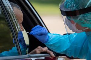 FILE PHOTO: A healthcare worker uses a swab to test a man at a coronavirus disease (Covid-19) drive-in testing location in Houston, Texas, US (REUTERS/Adrees Latif/File Photo) FILE PHOTO: A healthcare worker uses a swab to test a man at a coronavirus disease (Covid-19) drive-in testing location in Houston, Texas, US (REUTERS/Adrees Latif/File Photo)