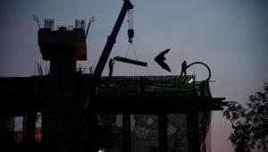 Metro workers working on bridge near Vanaz corner in Kothrud in Pune (Photo by Sanket Wankhade/HT PHOTO) Metro workers working on bridge near Vanaz corner in Kothrud in Pune (Photo by Sanket Wankhade/HT PHOTO)