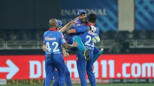 Rishabh Pant celebrates with Delhi Capitals team.(IPL) Rishabh Pant celebrates with Delhi Capitals team.(IPL)