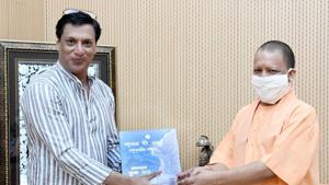 The CM gifted Bhandarkar a coin with Lord Ram’s inscription on it; a copy of the RamCharitmanas, an epic poem in the Awadhi language that was composed by the 16th-century bhakti poet Goswami Tulsidas.(Sourced) The CM gifted Bhandarkar a coin with Lord Ram’s inscription on it; a copy of the RamCharitmanas, an epic poem in the Awadhi language that was composed by the 16th-century bhakti poet Goswami Tulsidas.(Sourced)