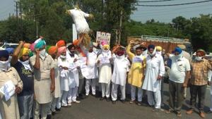 Farmers protesting against the passing of the farm bills in the Parliament, at Samrala in Ludhiana on Sunday.(HT Photo) Farmers protesting against the passing of the farm bills in the Parliament, at Samrala in Ludhiana on Sunday.(HT Photo)