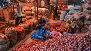 Following the order, many exporters started diverting trucks headed for Bangladesh to wholesalers in West Bengal. As a result, prices came down by around five rupees in the state’s retail markets.(PTI PHOTO.) Following the order, many exporters started diverting trucks headed for Bangladesh to wholesalers in West Bengal. As a result, prices came down by around five rupees in the state’s retail markets.(PTI PHOTO.)