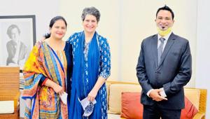 Dr Kafeel Khan and his wife meeting Congress leader Priyanka Gandhi Vadra in Delhi.(Sourced) Dr Kafeel Khan and his wife meeting Congress leader Priyanka Gandhi Vadra in Delhi.(Sourced)