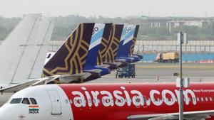 Aircraft operated by AirAsia Bhd, Vistara, a joint venture between Singapore Airlines and Tata Group, and IndiGo, a unit of InterGlobe Aviation Ltd., stand at Terminal 3 of Indira Gandhi International Airport in New Delhi.(Bloomberg) Aircraft operated by AirAsia Bhd, Vistara, a joint venture between Singapore Airlines and Tata Group, and IndiGo, a unit of InterGlobe Aviation Ltd., stand at Terminal 3 of Indira Gandhi International Airport in New Delhi.(Bloomberg)