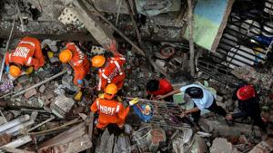 National Disaster Response Force officials and firemen remove debris as they look for survivors after a three-storey residential building collapsed in Bhiwandi on the outskirts of Mumbai on September 21.(REUTERS) National Disaster Response Force officials and firemen remove debris as they look for survivors after a three-storey residential building collapsed in Bhiwandi on the outskirts of Mumbai on September 21.(REUTERS)