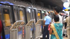 DMRC teams had counselled, but not fined, more than 5,000 people, in an attempt to ensure that the new travel guidelines are followed.(Raj K Raj/HT PHOTO) DMRC teams had counselled, but not fined, more than 5,000 people, in an attempt to ensure that the new travel guidelines are followed.(Raj K Raj/HT PHOTO)