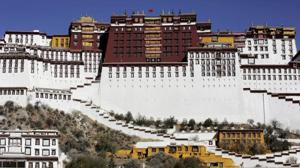 File photo of a paramilitary policeman standing guard in front of the Potala Palace in Lhasa, Tibet Autonomous Region.(Reuters file) File photo of a paramilitary policeman standing guard in front of the Potala Palace in Lhasa, Tibet Autonomous Region.(Reuters file)