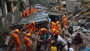 NDRF teams conducting rescue operations at the collapse site after a 3-storey building collapsed at Patel compound, Bhiwandi in Thane.(Praful Gangurde/ HT Photo) NDRF teams conducting rescue operations at the collapse site after a 3-storey building collapsed at Patel compound, Bhiwandi in Thane.(Praful Gangurde/ HT Photo)