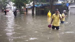 Water logging at King’s Circle in Mumbai.(Vijayanand Gupta/HT Photo) Water logging at King’s Circle in Mumbai.(Vijayanand Gupta/HT Photo)