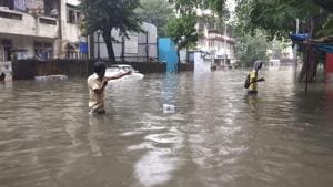 Water logging at King’s Circle in Mumbai.(Vijayanand Gupta/HT Photo) Water logging at King’s Circle in Mumbai.(Vijayanand Gupta/HT Photo)