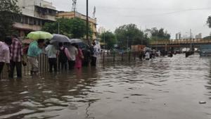 Pedestrians try to reach their destinations amid heavy waterlogging.(Vijayanand Gupta/HT Photos) Pedestrians try to reach their destinations amid heavy waterlogging.(Vijayanand Gupta/HT Photos)