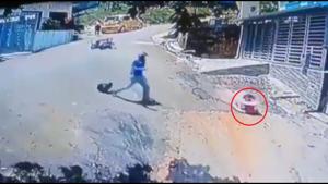 The image shows the man rushing to reach the kid.(Twitter/@Vibhinnaideas) The image shows the man rushing to reach the kid.(Twitter/@Vibhinnaideas)